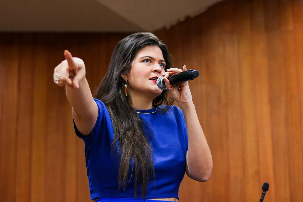 Aava Santiago perde mandato, e Justiça Eleitoral determina posse de suplente