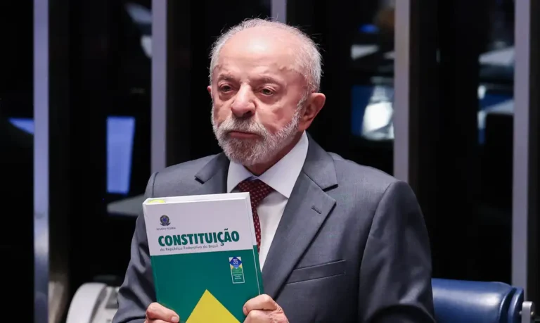 Lula faz campanha em MG e celebra fim da jornada 6x1